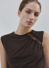 Musculosa marrón de cuello redondo y corte ajustado, con detalles de encaje transparente en el hombro derecho y en el lateral izquierdo.