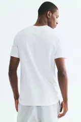 Remera blanca de manga corta de H&M, corte slim fit con cuello redondo ribeteado y bajo recto. Confeccionada con fibra COOLMAX, ligera y transpirable.