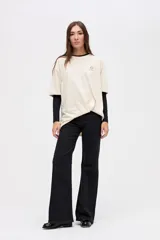 Remera de algodón lavado color beige, de manga corta y calce clásico, con pequeño bordado de estrella en el pecho.