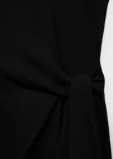 Vestido midi de algodón color negro, con cuello redondo, sin mangas y detalle de nudo lateral en la cintura que genera un drapeado sutil.