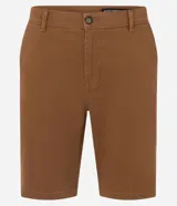 Bermuda masculina de sarga color rosa, corte slim, con bolsillos laterales y cierre con botón y cremallera.