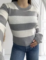 Sweater tejido de punto a rayas horizontales anchas en color gris y blanco, con cuello redondo y mangas largas.