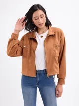 Campera bomber de gamuza sintética color marrón, con cierre frontal, cuello alto y bolsillos frontales con cierre.