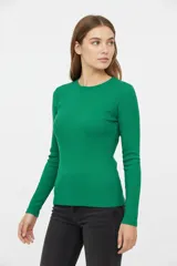 Remera de manga larga y cuello redondo, confeccionada en tejido de punto acanalado de color verde.