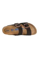 Sandalias Birkenstock Arizona negras de gamuza con plantilla contorneada de corcho y látex, suela de EVA y dos correas ajustables con hebillas de metal.