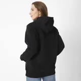 Buzo canguro negro con capucha ajustable y bolsillo frontal. Logo CAT blanco y amarillo estampado en el pecho.