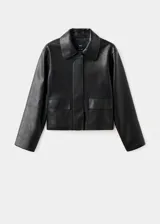 Chaqueta de cuero sintético negro con solapas clásicas, cierre frontal de botones ocultos y mangas largas amplias.