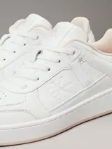 Zapatillas urbanas Calvin Klein de estilo basket, color blanco, confeccionadas en cuero sintético, con suela cupsole y logo CK Jeans en el lateral.