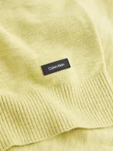 Sweater amarillo claro de algodón orgánico con textura slub, cuello redondo y etiqueta con logo de goma en el bajo.