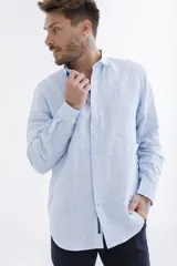 Camisa celeste a rayas verticales blancas, de manga larga y corte clásico.
