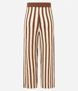Pantalón de punto color crema con rayas verticales marrones, de corte recto y cintura alta con elástico.