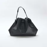 Bolso grande de imitación color negro, con diseño de efecto trenzado, cierre fruncido y asa de hombro trenzada.
