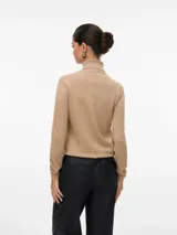 Sweater de punto con cuello alto y mangas largas, confeccionado en un tejido suave con sutiles destellos brillantes. Presenta puños y cuello acanalados, con un ajuste cómodo y versátil.