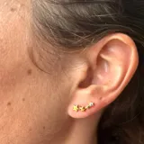Aros trepadores dorados con forma de estrellas y circonita engarzada.