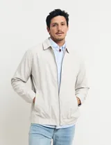 Campera azul oscuro con cierre frontal, cuello clásico y bolsillos laterales.