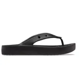 Ojotas tipo plataforma Crocs de color negro, con tiras de TPU suave que incluyen perforaciones para dijes de Jibbitz y suela elevada de espuma Croslite.