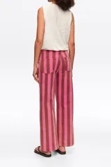 Pantalón de jean de corte recto con diseño de rayas verticales en tonos rosados y bordó.