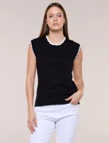 Blusa de punto fino color negro, sin mangas, con escote redondo y sisas decoradas con ribetes ondulados blancos a contraste.