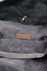 Bolso grande en lona tipo canvas color gris con cintas contrastantes grises.
