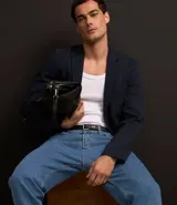 Blazer azul marino de tricolina con cuello clásico, modelo entallado y textura ligera.