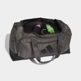 Bolso deportivo Adidas Training Defender de color gris oscuro con detalles en negro. Cuenta con un compartimento principal con cierre de doble dirección, correa ajustable y extraíble para el hombro, asas de mano y perforaciones láser para ventilación.
