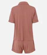 Pijama corto Lov de modal y elastano, color rosado con sutiles rayas verticales y acabado texturizado. Consta de una camisa de manga corta con cuello solapa, botones frontales y un bolsillo en el pecho, acompañada de un short con cintura cómoda.