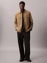 Sobrecamisa de algodón Calvin Klein con relleno ligero, diseño de corte regular, cierre frontal con botones a presión, bolsillos frontales con solapa y puños abotonados.