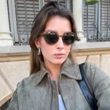 Lentes de sol redondos con montura color verde oliva y lentes verdes polarizadas. Fabricados con materiales bio-based G850 y patillas de propionato de celulosa. Protección UV400 - Categoría 3.