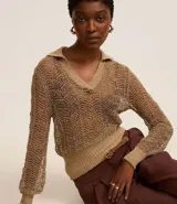 Blusa de punto color dorado con cuello polo, mangas largas y diseño calado.