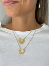 Set de dos collares dorados de acero inoxidable, con cadena fina y dije de sol.