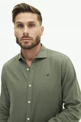 Camisa de manga larga color beige claro, confeccionada en una mezcla de lino y algodón. Presenta un corte semi slim, cuello camisero y un pequeño logo bordado en el pecho.