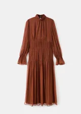 Vestido midi marrón de viscosa transparente, con diseño plisado, cuello alto fruncido y mangas largas abullonadas con puños elásticos. Presenta detalles de costuras fruncidas en la cintura y falda escalonada con vuelo.