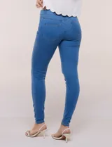 Pantalón jegging de tiro medio en tejido de denim azul, con calce ajustado skinny, cintura elastizada y bolsillos traseros funcionales.