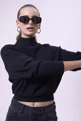 Sweater de punto color borgoña, con cuello alto y mangas ranglán.