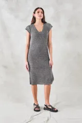 Vestido midi tejido con lurex, color gris oscuro, con escote en V y mangas cortas.