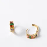 Par de aros tipo argolla dorados con cristales de colores en el frente.