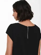 Camiseta básica negra de manga corta, con cuello redondo y diseño de espalda más larga.