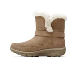 Bota casual Skechers de gamuza color marrón, con forro interior de piel sintética en el borde superior. Presenta una tira decorativa con hebilla metálica en el tobillo y suela de goma con tecnología de amortiguación.