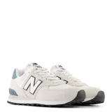 Championes urbanos New Balance modelo 574, color gris claro y blanco con detalles en azul. Confeccionados en gamuza y malla, con el logo N característico en los laterales y entresuela con tecnología ENCAP.