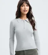 Blusa de viscosa en efecto tricot con superficie acanalada, cuello polo y mangas largas. Cuenta con un lazo decorativo amarillo en el cuello.