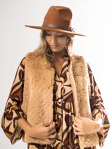 Chaleco de pelo sintético color marrón claro.