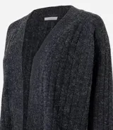 Cardigan de punto canelado color gris oscuro, con diseño alargado, frente abierto sin cierre y manga larga. Presenta una textura suave y caída ligera.
