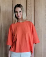 Remerón oversize de algodón color naranja, con cuello redondo y mangas cortas amplias.
