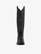 Bota texana de cuero color negro, caña alta, con punta cuadrada y tacón medio. Presenta bordados decorativos en hilo gris claro en la caña y el empeine.