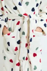 Bata de estar por casa confeccionada en tejido de poliéster suave, con diseño estampado de corazones en colores rojo, negro y verde sobre fondo blanco. Presenta un corte holgado, mangas largas y bolsillos frontales.