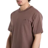 Remera de algodón color marrón con cuello redondo y logo de la marca bordado en el pecho.