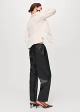 Pantalón de efecto piel de tiro medio, con cintura elástica y diseño recto.