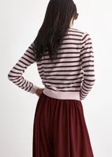 Cardigan de punto fino con diseño a rayas horizontales, cuello redondo, mangas largas y cierre frontal con botones.