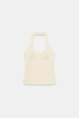 Top de cuello halter con diseño de escote tipo bustier, confeccionado en tejido de poliamida. Presenta espalda descubierta y bajo recto.