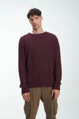 Sweater color gris claro de punto trenzado, con cuello redondo y mangas largas.